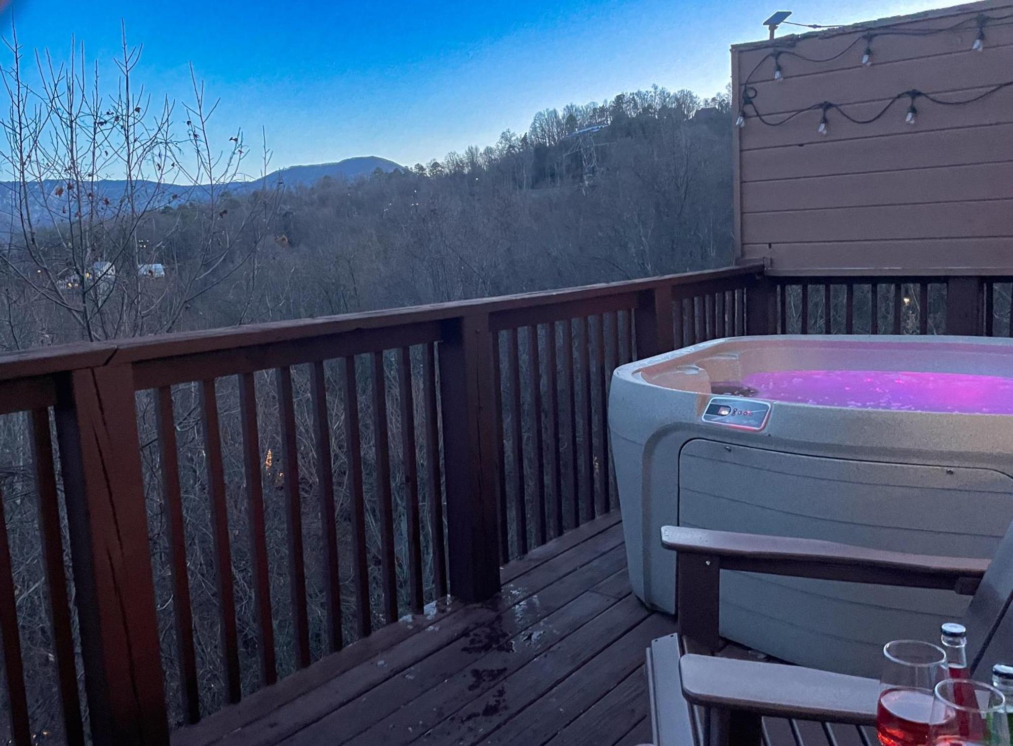 Heavenly View - Bear Themed Cabin, Hottub, Dog-Friendly, Near Гатлінбург Екстер'єр фото