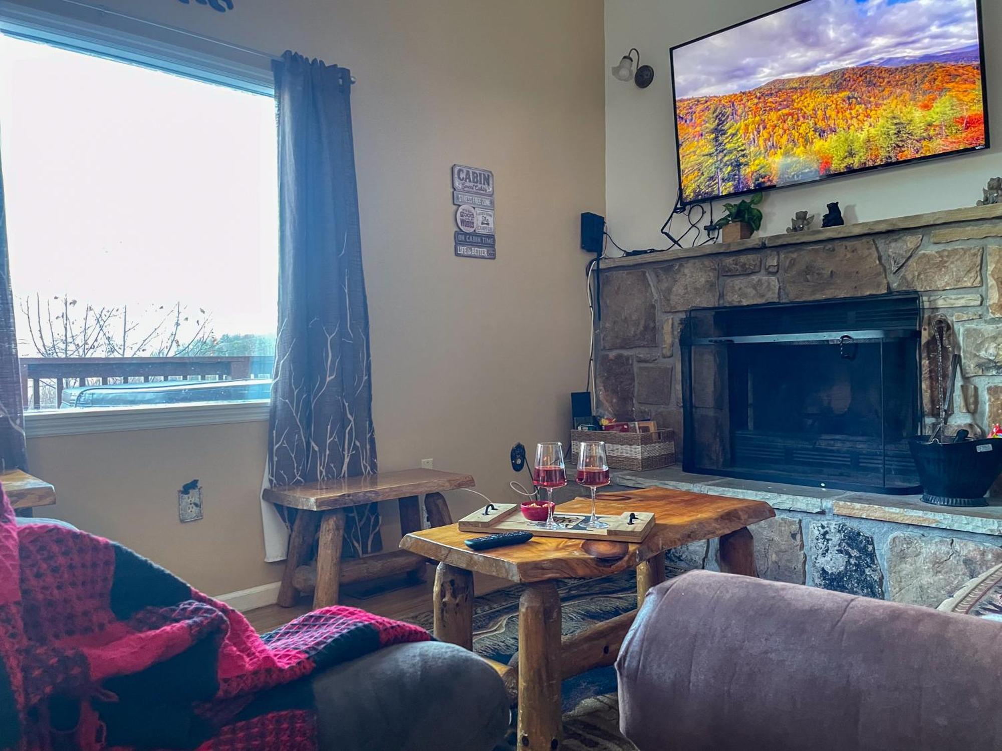 Heavenly View - Bear Themed Cabin, Hottub, Dog-Friendly, Near Гатлінбург Екстер'єр фото